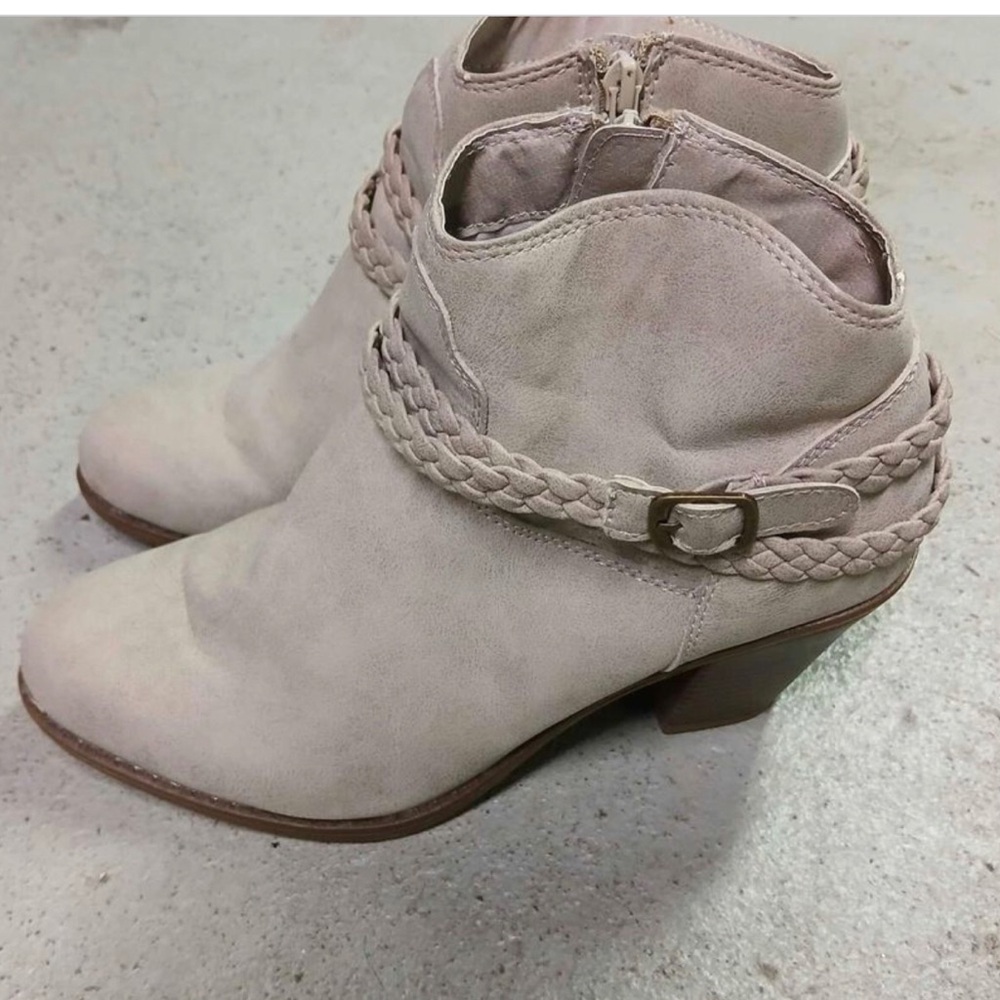 No Parking Tan Vegan Leather Mid Heel  Ankle Boots Size 10